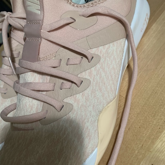 Women’s Nike shoes size 9 - Picture 7 of 7